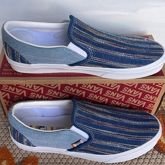 Vans Men’s Classic Slip-On
2gether As Ourselves Multi
VN000BVZCYL
Sneakers - Picture 2 of 16